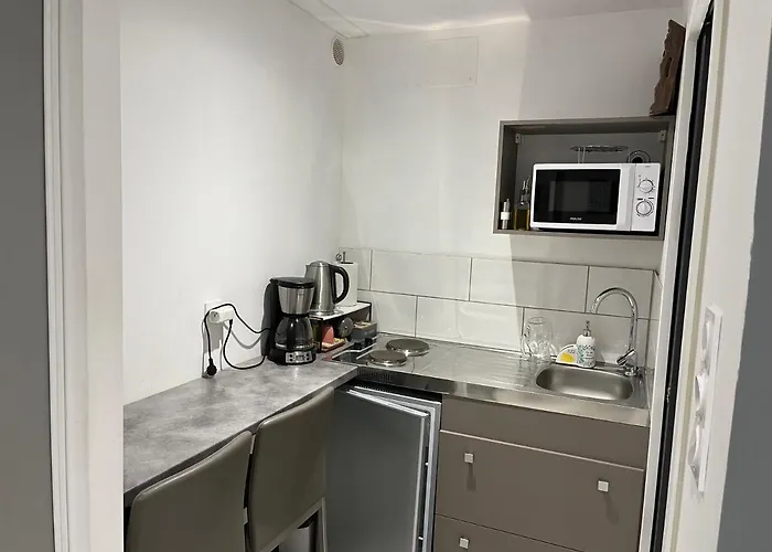 Loubat Christophe 335 Bd De Gandalou 12100 Casa de hóspedes Millau