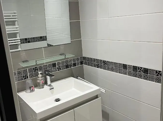 Loubat Christophe 335 Bd De Gandalou 12100 3*